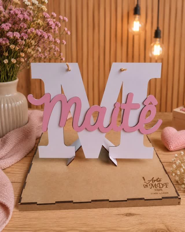 Letra decorativa personalizada com o nome Maitê